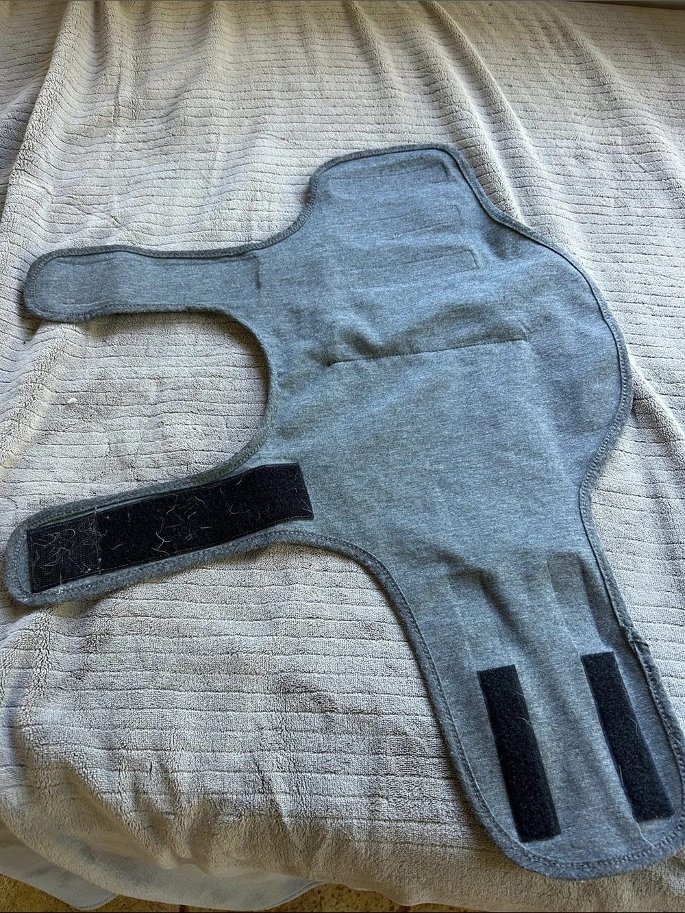 Thundershirt vest Calming Wrap in Gray with Black Straps for small dog